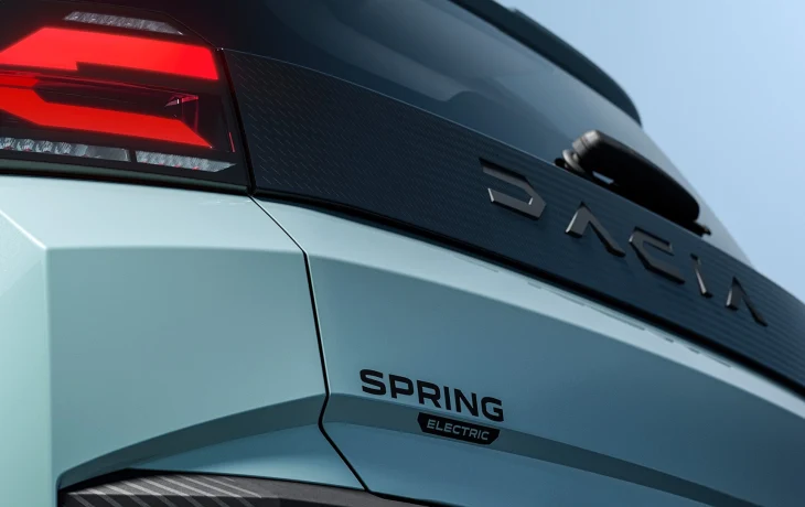 Dacia New Spring показался на первых тизерах: угловатый кузов и техника от Renault Twingo