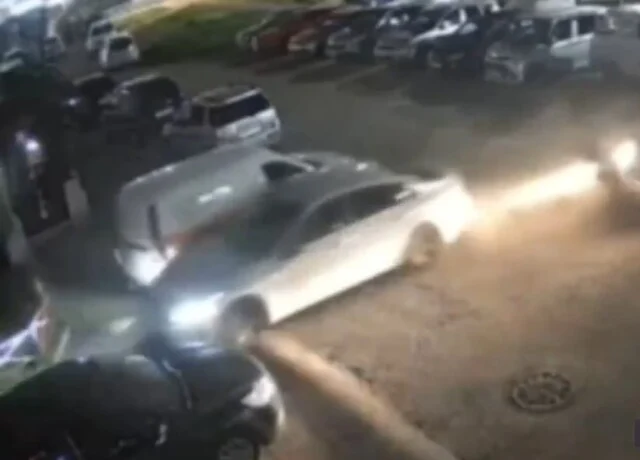  В Красноярске водитель седана «эффектно» въехал во двор, подбив несколько автомобилей