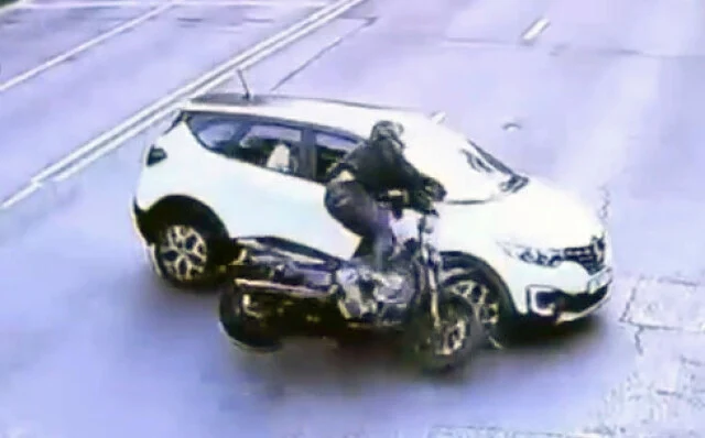  Мотоцикл Harley Davidson столкнулся с автомобилем на перекрестке в Калининграде