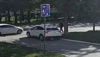 В Омске водитель автомобиля Honda выезжал со двора и не заметил пешехода