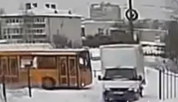  В Арзамасе водитель &laquo;Газели&raquo; выезжал со двора задним ходом и не заметил автобус