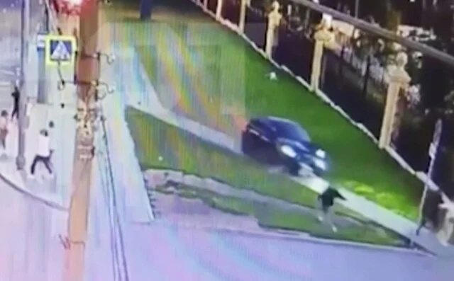  &laquo;Женщину намотало на колесо&raquo;: автомобиль снёс остановку с людьми в Нижнем Новгороде