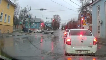  Момент ДТП в Ульяновске: таксист при повороте налево не пропустил встречный кроссовер