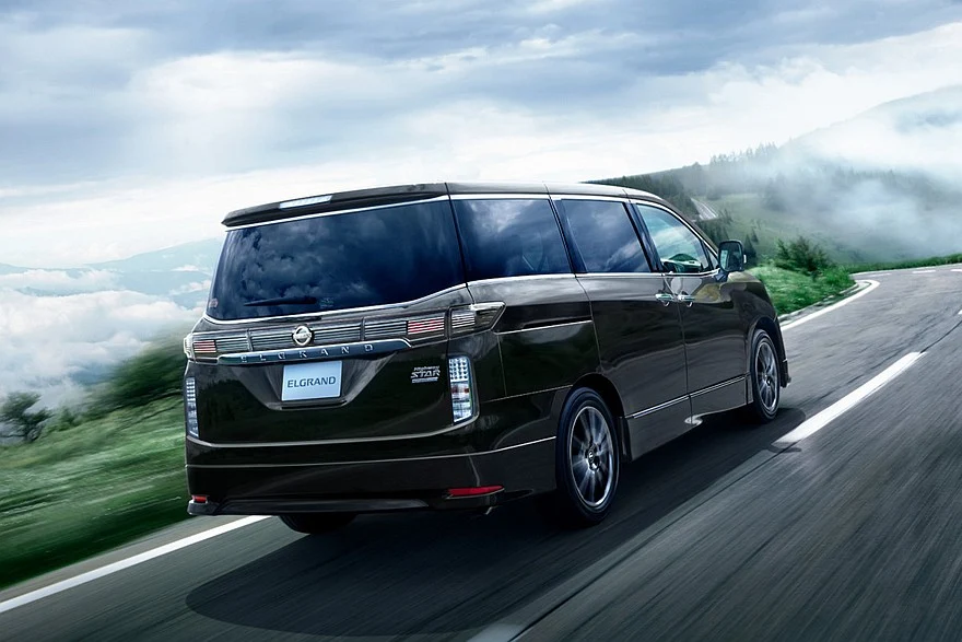 Nissan Elgrand предыдущего поколения