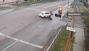  В Междуреченске пьяный самокатчик проехал на красный и протаранил автомобиль