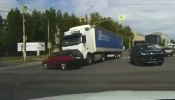  В Костроме водитель &laquo;Фольксвагена&raquo; поворачивал налево и столкнулся с фурой