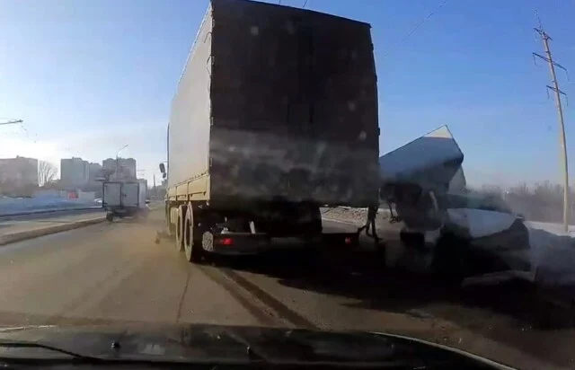  Автомобиль разорвало на части в результате ДТП на Южном шоссе в Тольятти