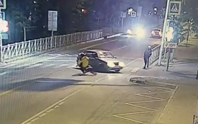  В Подмосковье курьер на питбайке на перекрестке врезался в автомобиль и сбежал с места ДТП