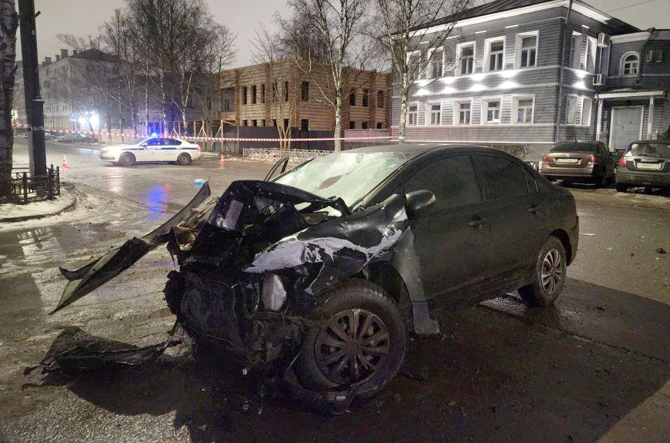 &amp;#171;Ладу&amp;#187; разорвало на части в результате ДТП в Вологде