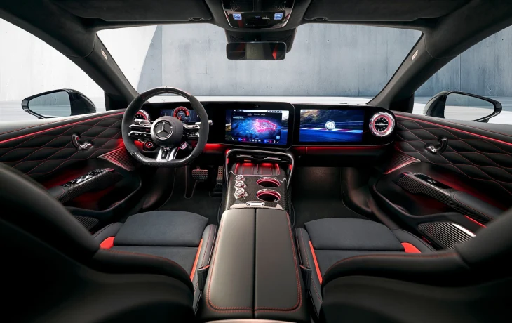 Раскрыт салон нового Mercedes-AMG GT 4-door Coupe: засилье экранов и гламурный потолок