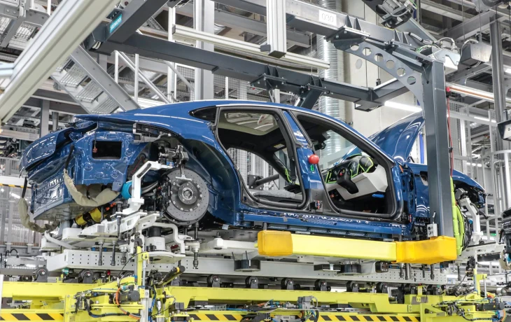 Porsche приостанавливает производство семейства Taycan из-за низкого спроса