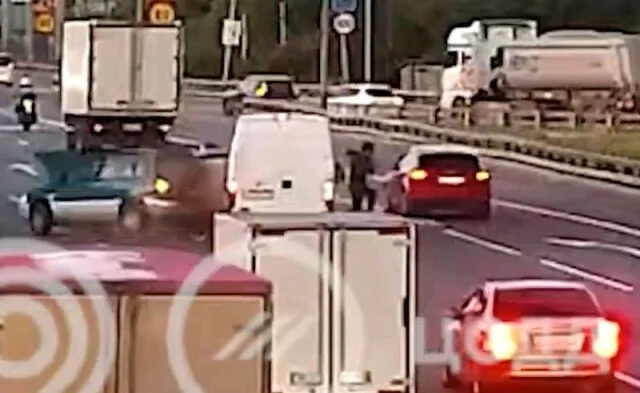  «Успел отбежать»: фургон въехал в стоящий посреди МКАД автомобиль