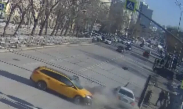 	Авария в Екатеринбурге: водитель универсала