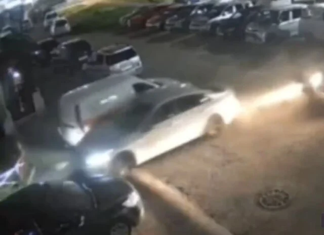  В Красноярске водитель седана «эффектно» въехал во двор, подбив несколько автомобилей