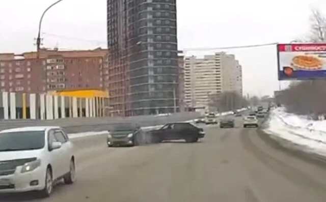 	«Скрутили номера и уехали»: дрифт на дороге в Новосибирске привёл к ДТП