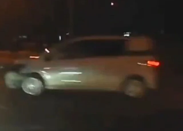  В Иркутске водитель минивэна не вписался в поворот, врезался в столб, после чего вылетел с дорог