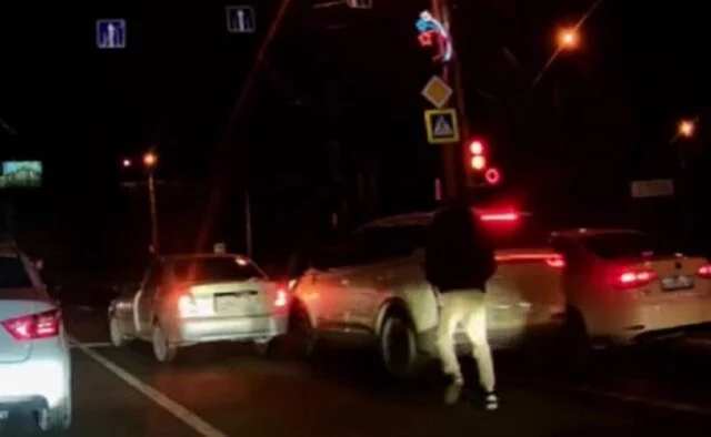  В Ставрополе водитель внедорожника подбил несколько автомобилей и скрылся