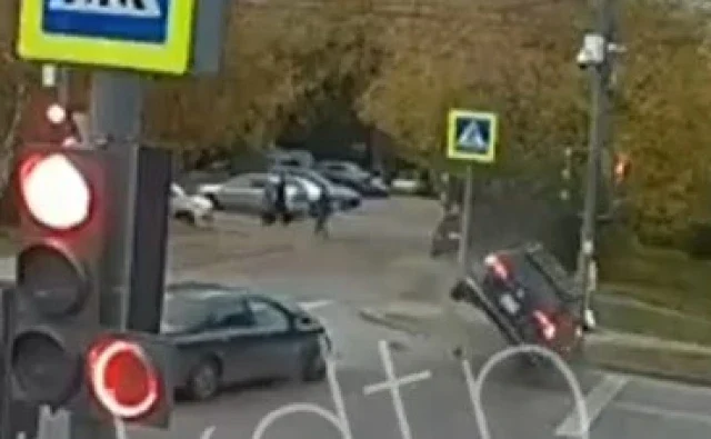  Момент ДТП на перекрестке в Иркутске: один выехал на перекресток на желтый, а другой пытался про