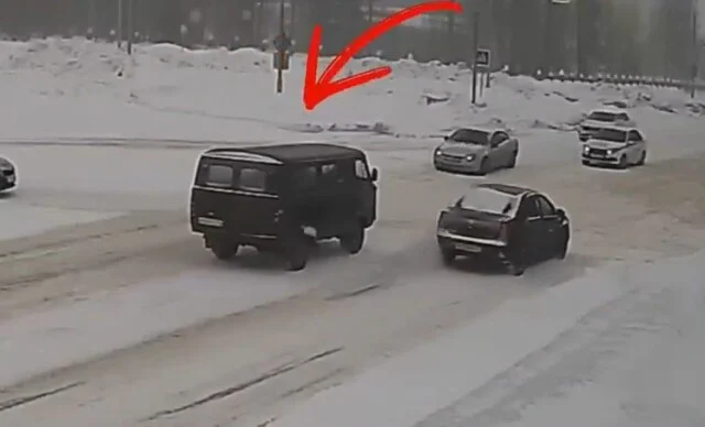  Водителю &laquo;буханки&raquo; стало плохо за рулем: в Сарове УАЗ выехал на встречную и столкнулся с легковы