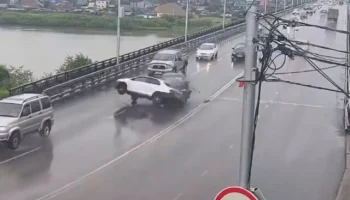  Легковой автомобиль занесло на скользкой дороге на Селенгинском мосту в Улан-Удэ