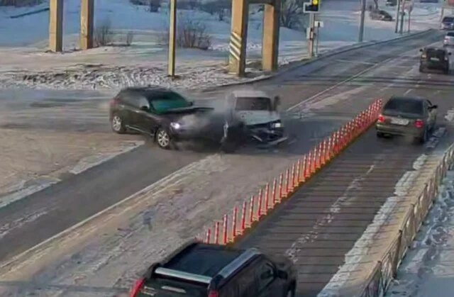  Два автомобиля столкнулись под путепроводом в Улан-Удэ