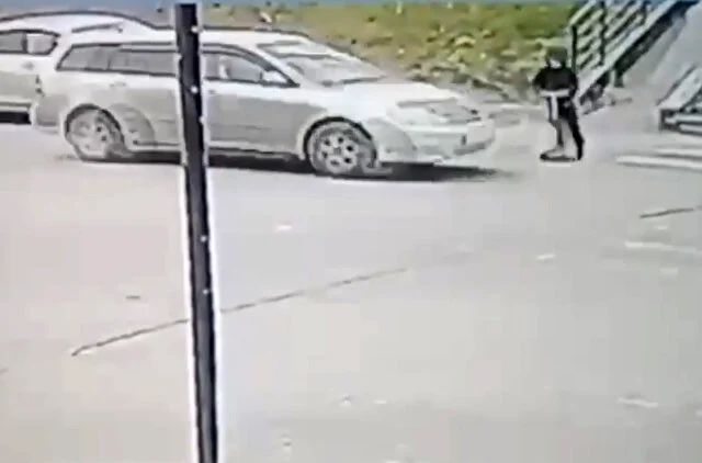 	В Иркутске ребенок на самокате скатился с пандуса и столкнулся с легковым автомобилем