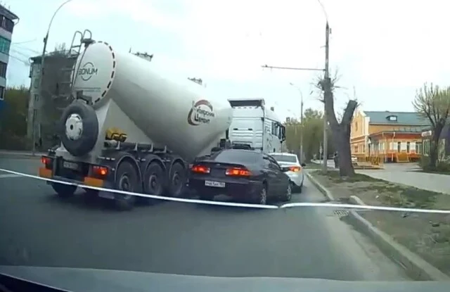 В Новосибирске водитель цементовоза устроил ДТП, пытаясь проучить обидчика