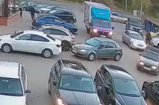  В Кирове мужчина на &laquo;Шевроле&raquo; умудрился врезаться в две припаркованные машины