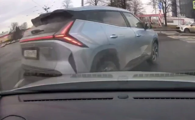  &laquo;Вы зачем с этого ряда налево поворачиваете?&raquo;: момент ДТП на площади Бехтерева в Петербурге