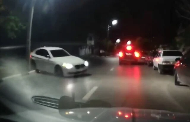  В Феодосии пьяная женщина на BMW устроила ДТП и набросилась на всех с нецензурной бранью