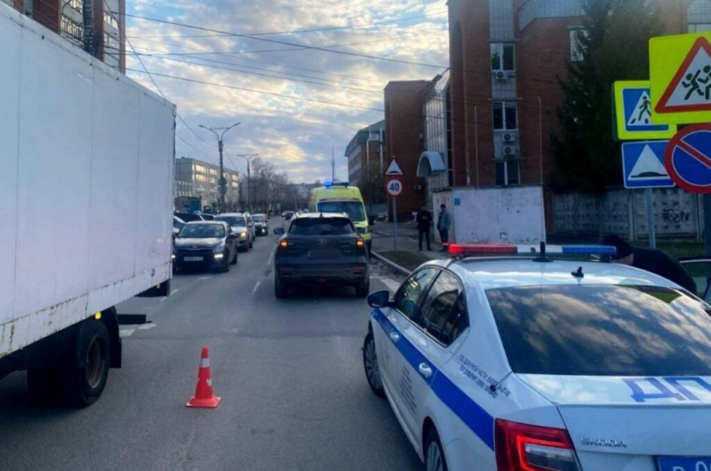 В Чебоксарах мужчина на электросамокате попал под колеса автомобиля