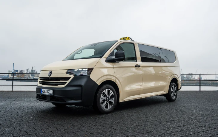 Volkswagen подготовил Transporter Kombi и Caravelle для работы в такси