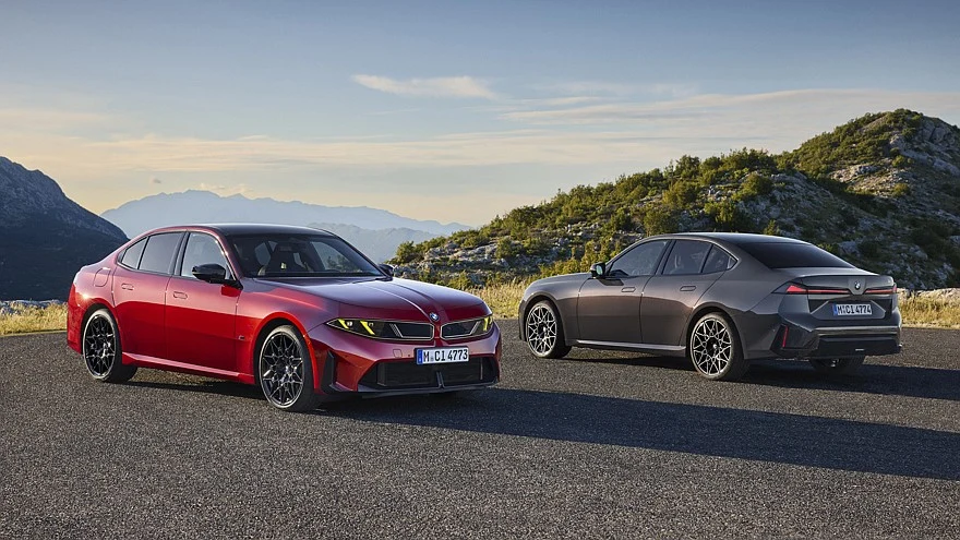 На фото: BMW M350 xDrive и BMW 320