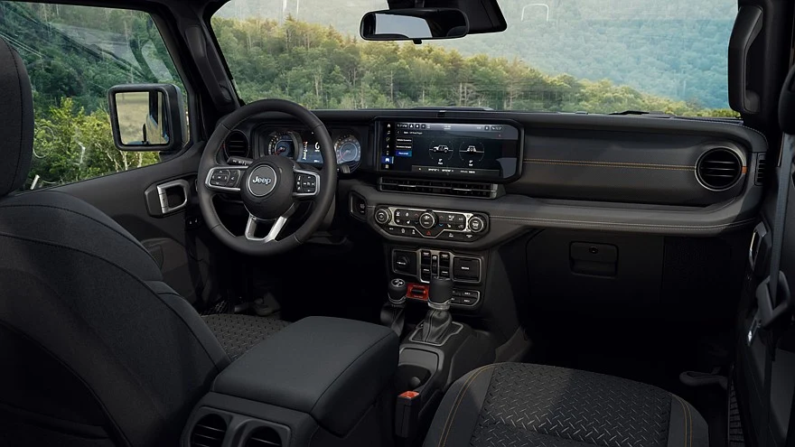 На фото: салон Jeep Wrangler Smoky Mountain Edition