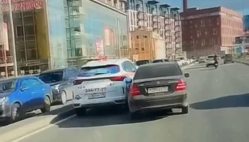  &laquo;Было похоже на подставу&raquo;: в Петербурге &laquo;Мерседес&raquo; при перестроении столкнулся с такси