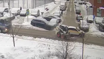  В Видном таксист обгонял поток машин и столкнулся с погрузчиком