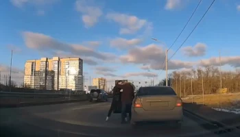 	Горячие омские водители подрались прямо на проезжей части
