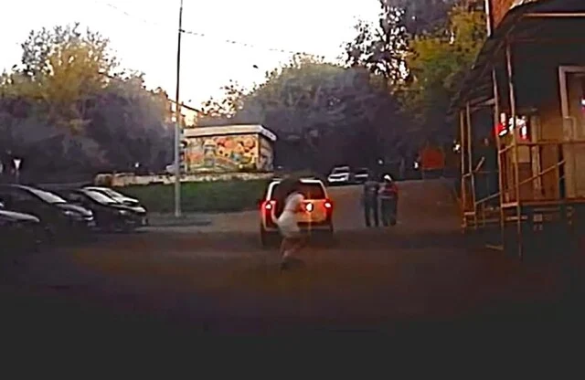  В Иркутске пьяный водитель сбил 16-летнюю девушку и повредил припаркованную машину