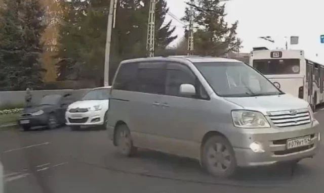  &laquo;Признала свою вину на месте&raquo;: два авто не разъехались на перекрестке в Красноярске