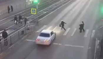  В Улан-Удэ женщина решила перебежать дорогу на красный и попала под колеса автомобиля