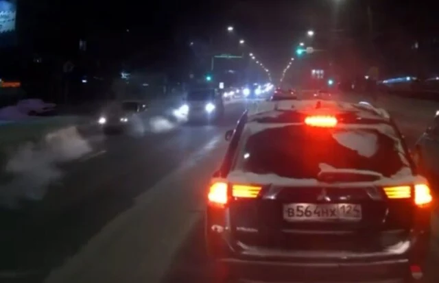  «В любой непонятной ситуации рули на встречку»: на видео попал момент ДТП в Красноярске