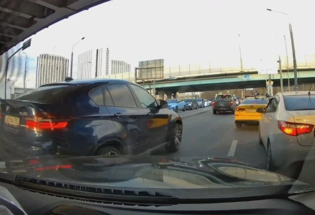 	«Пытался перестроиться в левую полосу»: кто виноват в аварии в Москве?