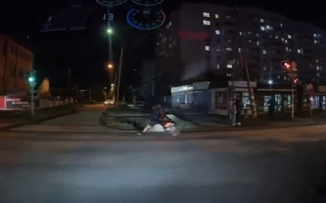  В Омске скутерист не вписался в поворот и опрокинулся