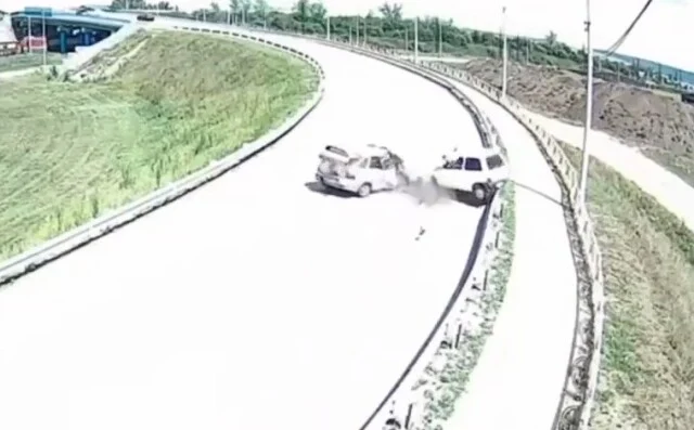  «Ока» и «Лада» лоб в лоб столкнулись в Иркутской области