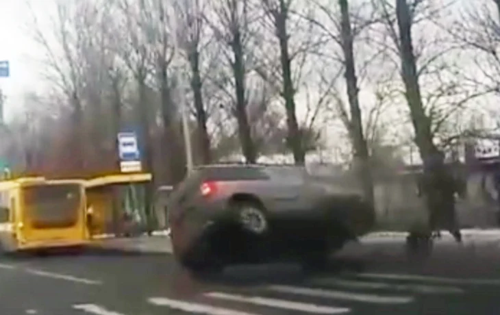  «Шкода» столкнулась со столбом и опрокинулась на проспекте Октября в Ярославле