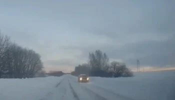  &laquo;Выкинуло на ровном месте&raquo;: автомобиль занесло на зимней дороге под Нижним Новгородом