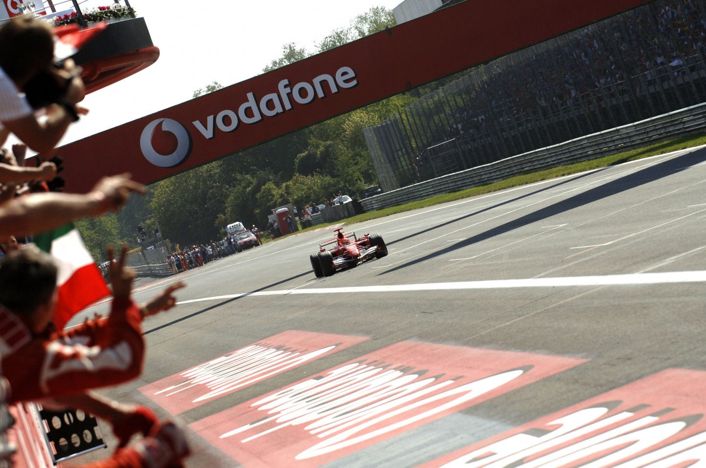 Шумахер одержал уверенную победу перед тифози в Монце &copy; Ferrari