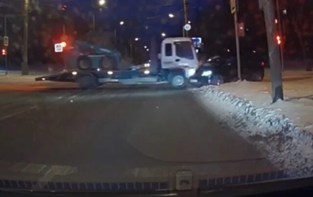  &laquo;Вину не признал&raquo;: легковой автомобиль и эвакуатор столкнулись в Красноярске