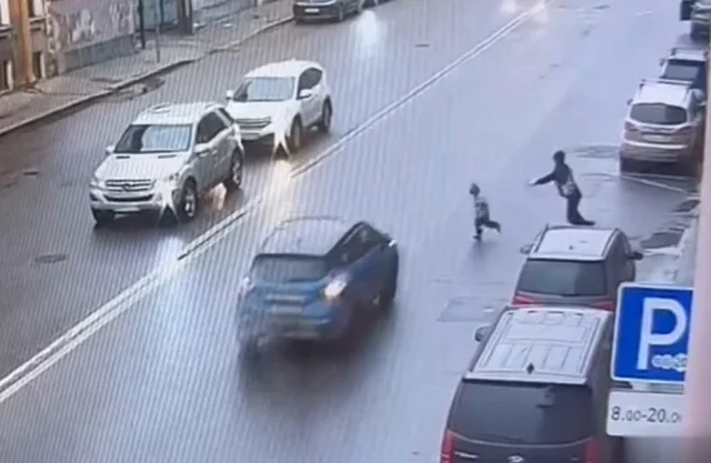 	В Петербурге 3-летний ребенок вырвался из рук отца и попал под машину