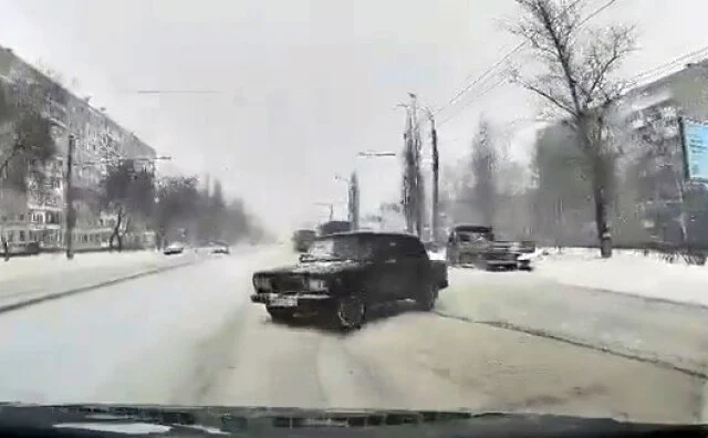  В Нижнем Новгороде водитель &laquo;Жигулей&raquo; решил подрифтовать и столкнулся с автомобилем